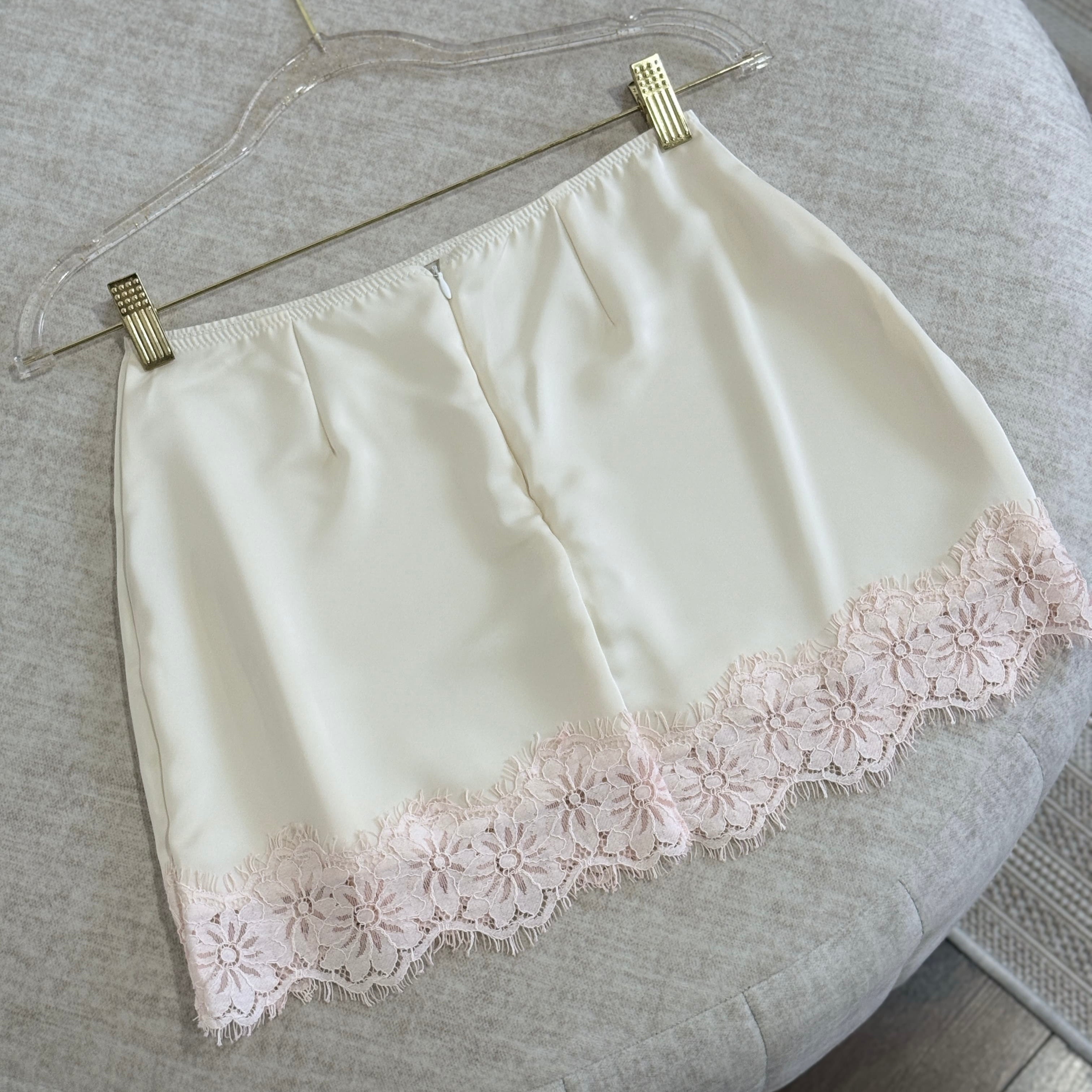 Falda satin encaje