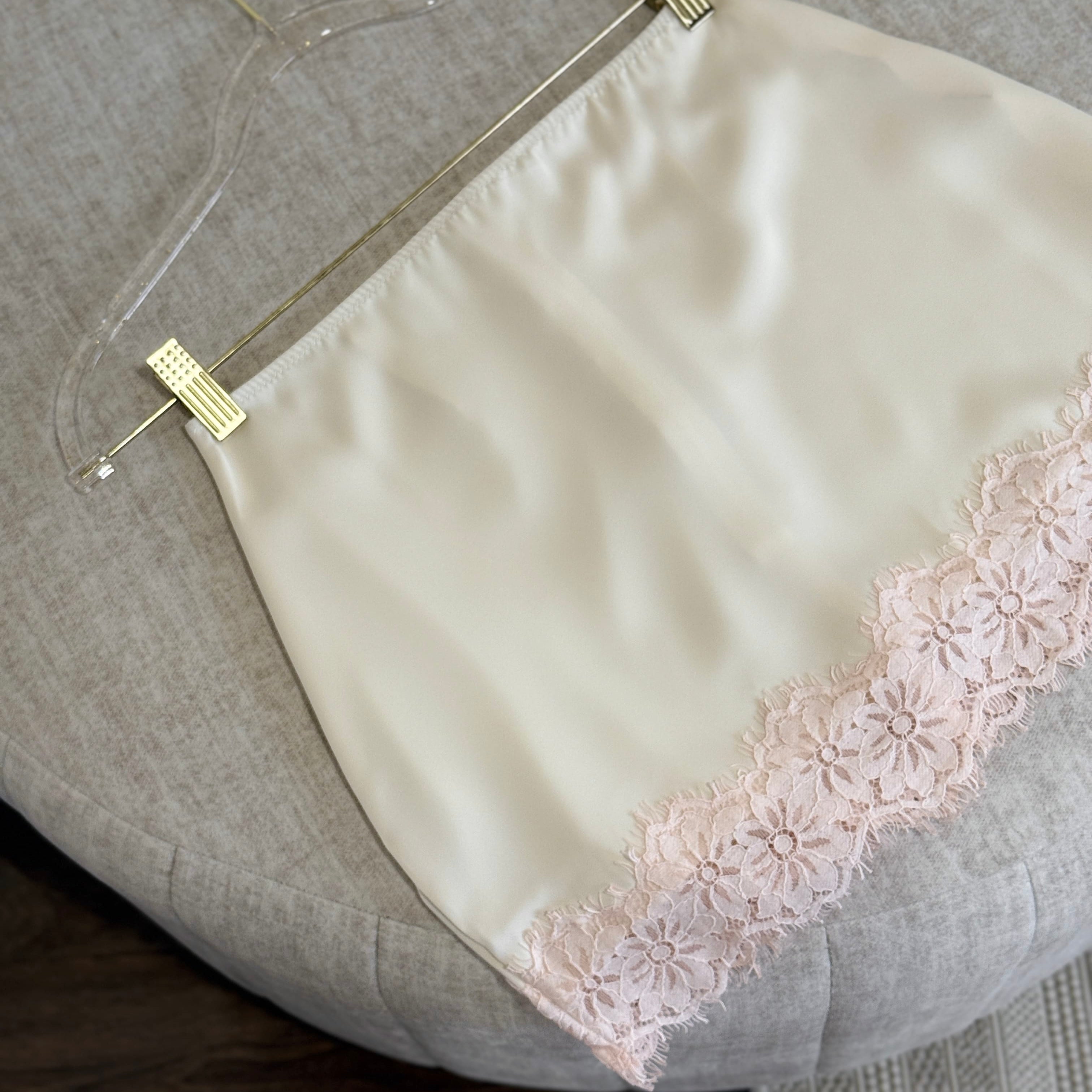 Falda satin encaje
